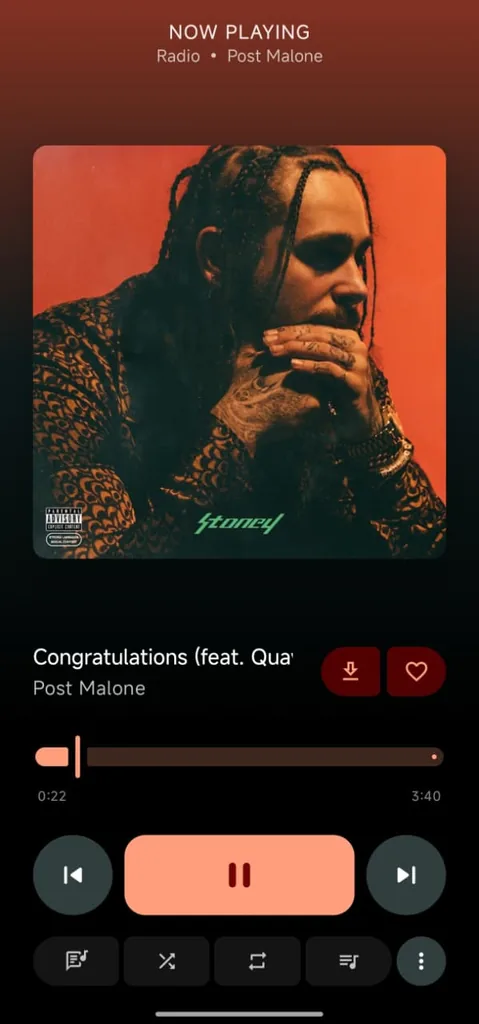 Lettore musicale di Flow: in alto «Now playing – Radio • Post Malone», la copertina dell&rsquo;album «Stoney», il brano «Congratulations» con i pulsanti per scaricarlo e metterlo tra i preferiti, la barra di avanzamento e i comandi con il grande tasto pausa color salmone