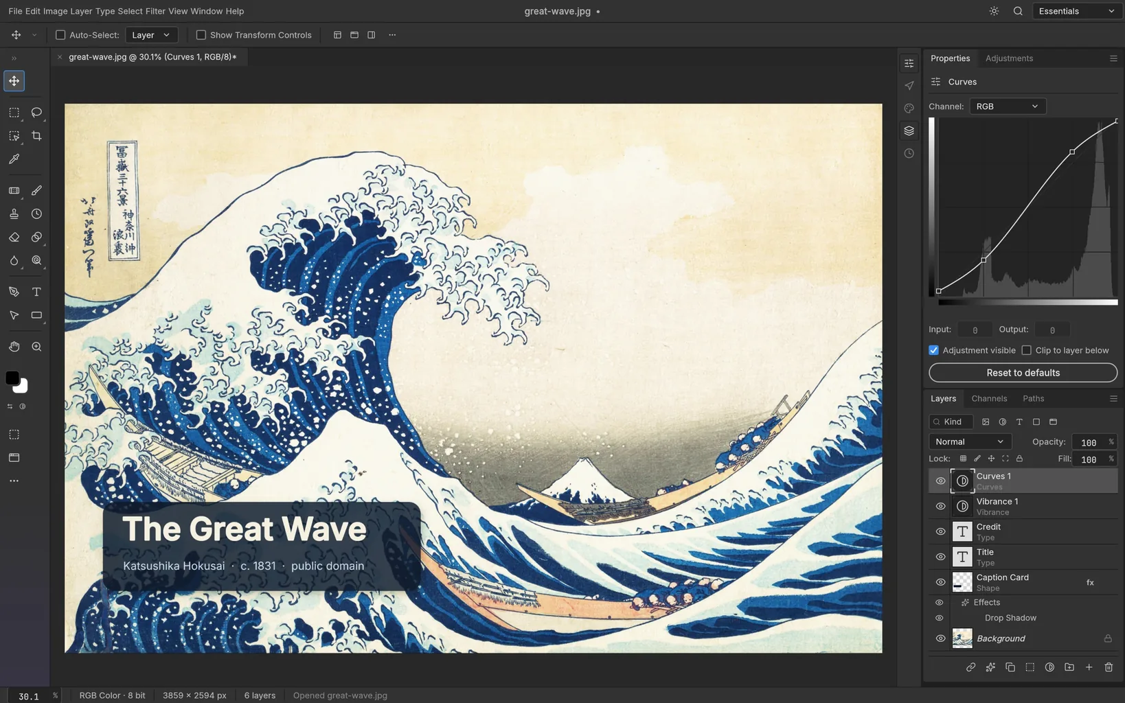 Finestra di PhotoCraft con tema scuro che mostra «La grande onda» di Hokusai: in basso a sinistra un riquadro con la scritta «The Great Wave, Katsushika Hokusai, c. 1831, public domain»; a destra il pannello Proprietà con l&rsquo;editor delle Curve sopra l&rsquo;istogramma e il pannello Livelli con Curves 1, Vibrance 1, Credit, Title, Caption Card con ombra esterna e Background